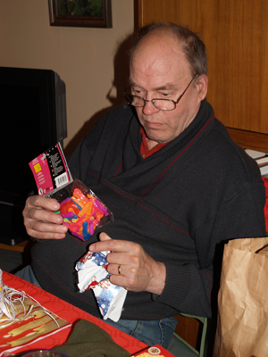 Så här glad blev farfar för vattenballongerna han fick av Nora i julklapp.